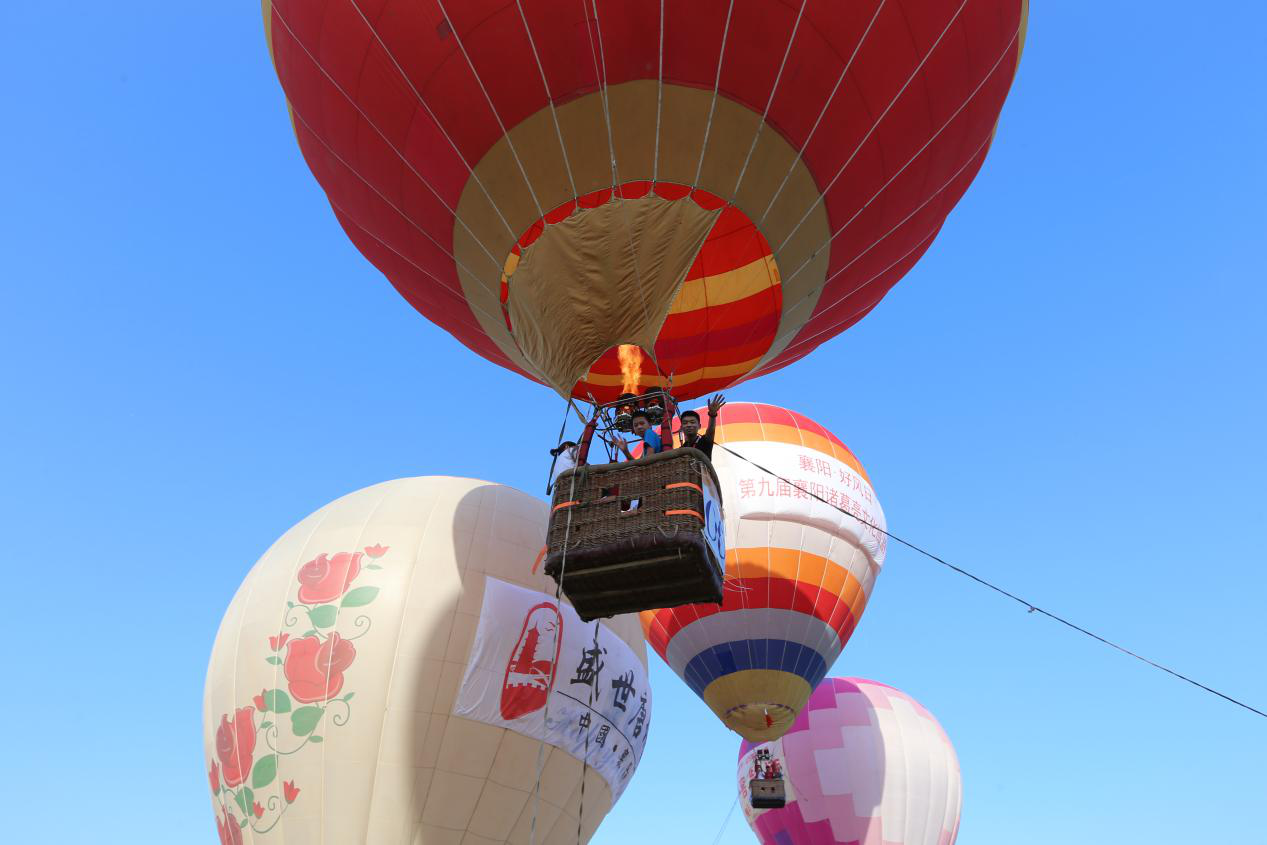 熱氣球聯(lián)賽襄陽(yáng)站火熱進(jìn)行 噴火巡游點(diǎn)燃天空節(jié)(圖6)